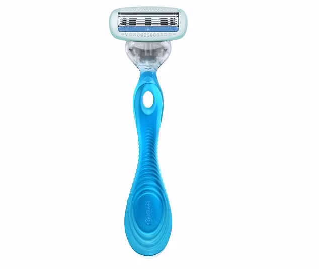 Dao cạo. Cứ 2 tuần, bạn nên ngâm dao cạo của mình 5-10 phút trong thuốc tẩy hoặc dấm pha loãng, và chà nó bằng bàn chải đánh răng cũ. Mẹo giữ cho lưỡi dao cạo luôn sắc bằng cách dùng bông thấm cồn y tế lau sạch mỗi khi sử dụng.