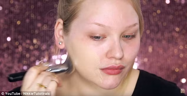 Bước đầu tiên, Nikkie áp dụng kem nền lên nửa khuôn mặt cô, bạn có thể nhận thấy màu da được áp dụng kem nền và da mộc có màu sắc hoàn toàn khác nhau.