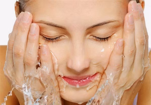12h trưa. Da vẫn sản xuất bã nhờn để bảo vệ da khỏi tia cực tím. Bạn nên loại bỏ hết kem và phấn trang điểm trên mặt, vì mỹ phẩm lúc này sẽ kết hợp với mỡ và chất béo được đào thải qua da, bịt kín các lỗ chân lông, gây mụn bọc, mụn đầu đen… Thoa kem chống nắng và dùng giấy thấm dầu để kiểm soát lượng dầu trên da mặt.