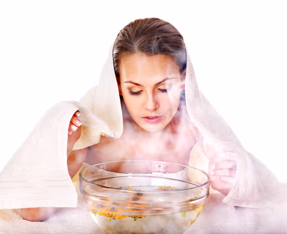 Bước 3: Bắt đầu xông hơi da mặt bằng cách trùm một chiếc khăn lên đầu của bạn và để khuôn mặt đối diện với nồi nước vừa mới đun sôi trong khoảng từ 5-10 phút. Chú ý chỉ xông hơi mặt của bạn 1 lần/tuần.