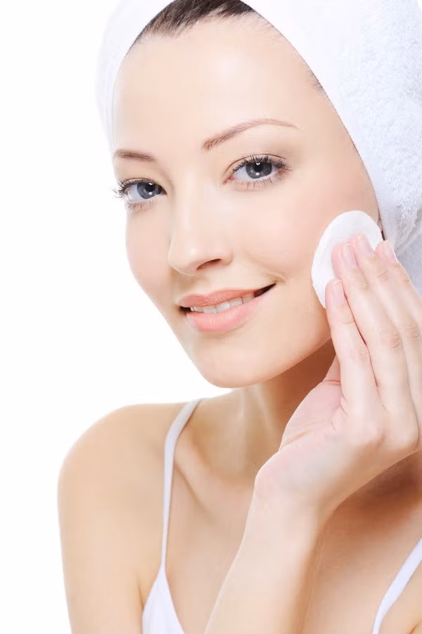 Bước 5: Bạn dùng chút dấm táo hoặc toner thoa lên mặt để se khít lỗ chân lông và cân bằng độ pH cho da. Sau đó, dùng kem dưỡng ẩm để khóa độ ẩm cho da.
