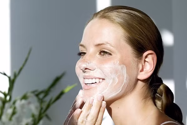Bước 1: Rửa mặt bằng sữa rửa mặt để khuôn mặt của bạn hoàn toàn sạch và không gây kích ứng da. Sau đó lau khô mặt bằng khăn mềm, đừng chà xát nó vì vùng da trên khuôn mặt của bạn mỏng hơn những phần khác trên cơ thể.