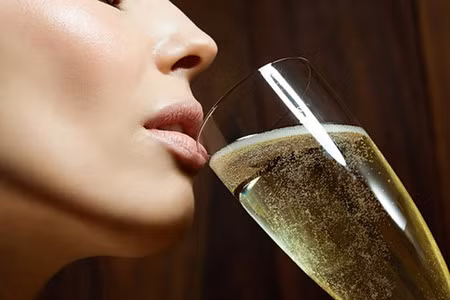 Dùng nước có ga sau khi uống bia rượu: Nước ngọt có ga làm tăng nhanh tác dụng hấp thu của cơ thể đối với chất rượu cồn, gây tổn hại đến gan.