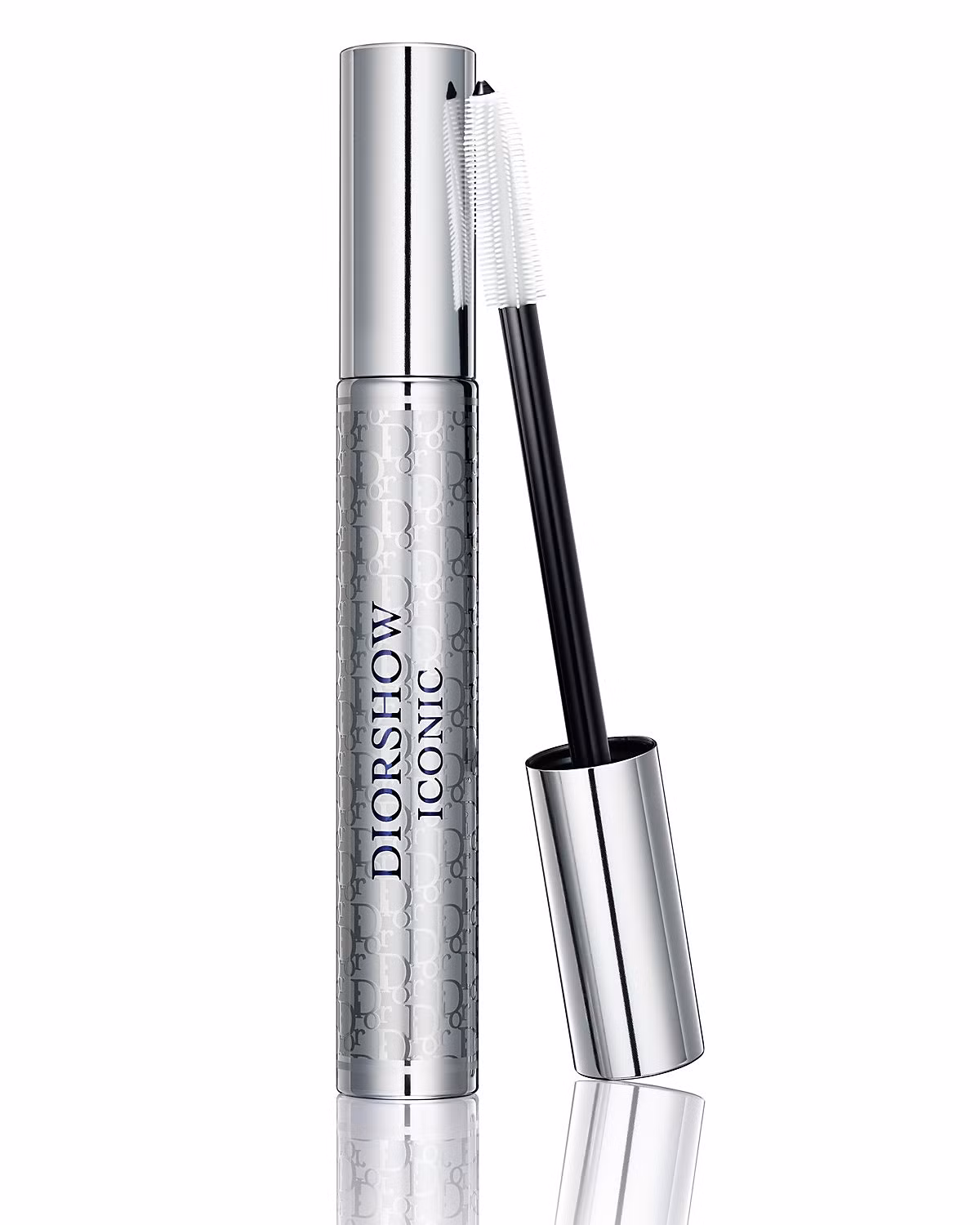 Dior Diorshow Iconic Extreme Waterproof Mascara, 900.000đ. Hầu hết các công thức không thấm nước rất khó để tẩy trang, nếu không đúng cách sẽ làm rụng hay gẫy mi. Loại mascara này cũng vậy, độ bền rất cao, có thể trải qua 1 cuộc chụp hình dưới được đến 12 giờ. Do vậy, để “loại bỏ” được nó phải dùng đến tẩy trang dạng dầu để làm mềm lớp bề mặt, bạn có thể sử dụng kem Vaseline hoặc dầu massage của em bé cũng có thể tẩy trang khá tốt.