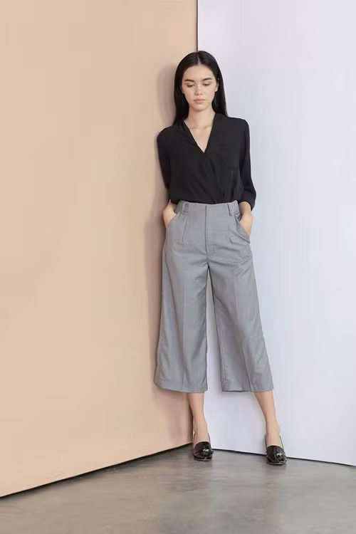 Độ rộng ống quần phù hợp. Bạn gái cao hơn 1m65 có thể thoải mái chọn độ rộng của ống. Nhưng với những bạn gái có chiều cao khiêm tốn hơn khoảng từ 1m50 tới 1m55, có dáng người nhỏ nhắn xinh xắn, đừng nên chọn cho mình những chiếc quần ống quá thùng thình, màu sắc sặc sỡ và quá nhiều họa tiết sẽ làm nổi bật sự nhỏ bé của bạn, ống quần đẹp nhất so với tỷ lệ này nên dừng lại với ống 22 - 23cm.