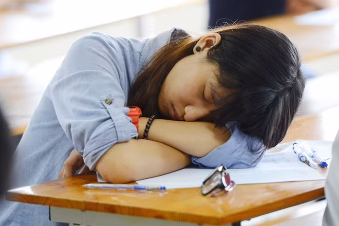 Kiệt sức vì nắng nóng. Bạn đau đầu, chóng mặt, buồn nôn... có thể đây là dấu hiệu của kiệt sức vì nắng nóng. Lúc này, hãy bổ sung thêm nước, tìm nơi trú ẩn mát mẻ để hạ nhiệt cơ thể. Đi đến cơ sở y tế gần nhất nếu có biểu hiện buồn nôn, sốt hay tim đập nhanh.