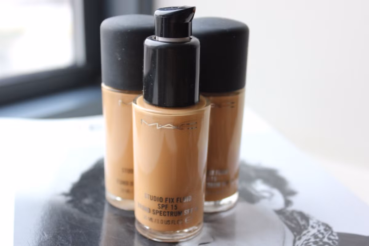 MAC Studio Fix SPF 15 - 27 USD (567.000 đồng). Gạt bỏ những nỗi lo của phụ nữ khi sử dụng kem nền dạng lỏng (lớp phấn dày, không tự nhiên, bí da), kem nền Mac tạo hiệu quả bất ngờ: mỏng, mịn, rất tự nhiên, che phủ tốt các vết mụn, sẹo, thâm... kích thước nhỏ và quầng thâm dưới mắt, và kiềm dầu.