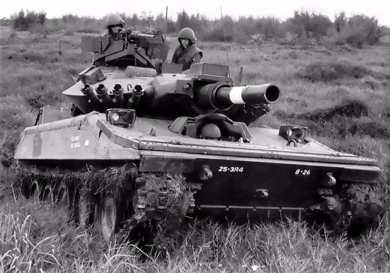 Tháng 1/1969, những chiếc Sheridan đầu tiên được Quân đội Mỹ đem tới Việt Nam. Tính tới cuối năm 1970, hơn 200 chiếc Sheridan đã có mặt ở Việt Nam. Lúc này, xe tăng của QĐND Việt Nam đã bắt đầu xuất hiện ở chiến trường miền Nam Việt Nam. Người Mỹ khi đó chắc hẳn sẽ vô cùng phấn khích nếu sử dụng Sheridan hạ một vài chiếc xe tăng do Liên Xô chế tạo. Thế nhưng điều đó đã không bao giờ xảy ra, M551 Sheridan nhanh chóng bộc lộ nhược điểm khiến nó chịu vô số lời chỉ trích. Nguồn ảnh: Wikipedia