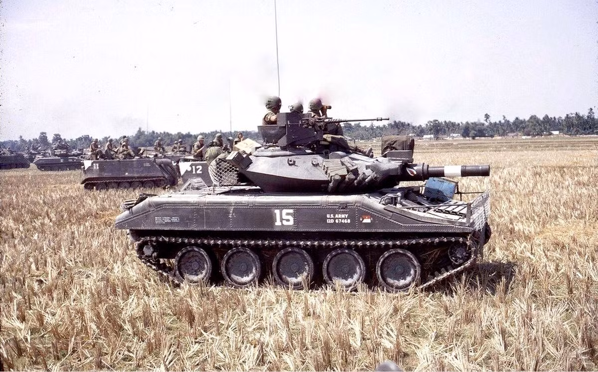 Ngoài ra, khẩu pháo M81 152mm trong quá trình sử dụng cũng bị phát hiện có những vết nứt ở khóa nòng sau khi bắn lặp đi lặp lại. Sau đó, người ta đã thay thế bằng khẩu M81E1 nhưng lại bị chỉ trích khi bắn làm xe bị giật mạnh. Pháo cỡ lớn trong khi xe nhỏ khiến khả năng dự trữ đạn dược hạn chế - chỉ có 20 viên đạn pháo và 8 quả tên lửa – quá ít so với xe tăng Patton. Bên cạnh đó, tốc độ bắn của Sheridan rất chậm, chỉ khoảng 2-3/viên phút. Nguồn ảnh: Wikipedia