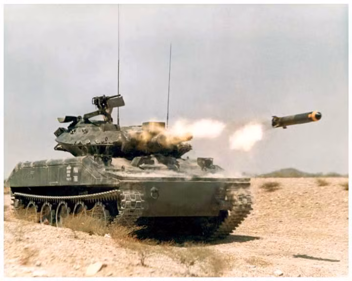 Loại đạn chống tăng được trang bị cho M551 Sheridan là MGM-51 Shillelagh được thiết kế để tấn công xe tăng - thiết giáp ở tầm bắn 2.000m (biến thể A) và 3.000m (biến thể B/C), lắp đầu nổ đơn khối thuốc nổ mạnh nặng 6,8kg có thể xuyên giáp dày 150mm ở góc chạm 60 độ. Tuy có sức công phá mạnh nhưng sơ tốc thấp nên MGM-51 không hiệu quả trong chống mục tiêu tầm xa. Nguồn ảnh: Wikipedia