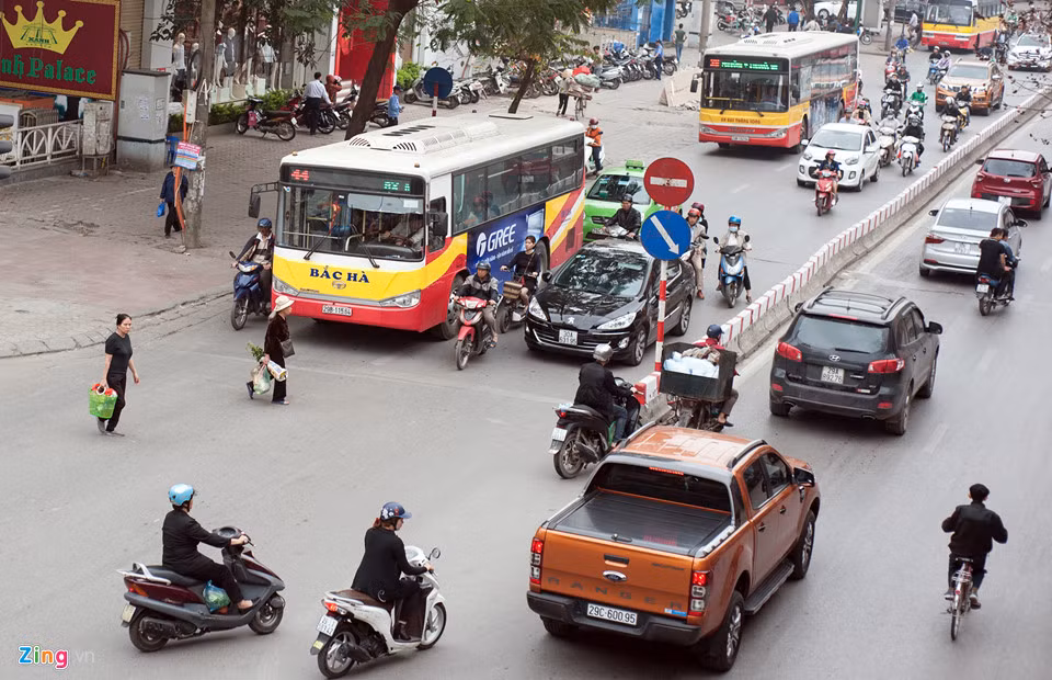 Vị chỉ huy cho biết thêm, căn cứ từng hành vi vi phạm luật của người bộ hành, lực lượng làm nhiệm vụ lập biên bản phạt hành chính tại chỗ hoặc mời người liên quan về trụ sở công an sở tại để làm việc.