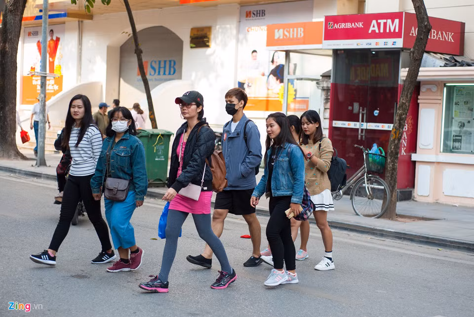 Ven hồ Hoàn Kiếm, người đi bộ thường xuyên băng qua đường ở nơi không có làn, vạch kẻ dành cho người đi bộ dù các phương tiện lưu thông đông đúc và tốc độ cao.