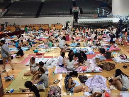 Mỗi sinh viên một việc khiến khung cảnh phòng tập thể dục trở nên hỗn độn.