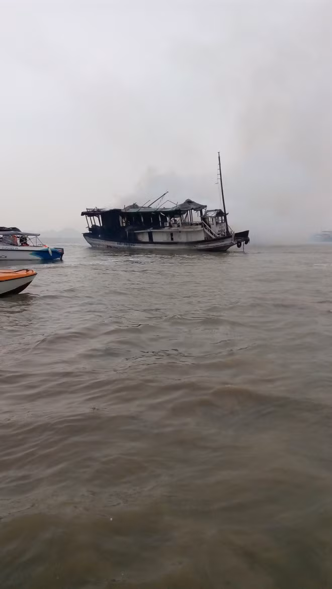 Lien tuc xay ra hang loat vu chay tau o Ha Long-Hinh-2