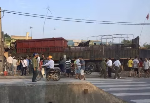 8. Ôtô đâm chết người phụ nữ ở trong nhà Vào 6h sáng 4/5, trên quốc lộ 1A, đoạn qua xã Hải Châu (huyện Tĩnh Gia) một chiếc ôtô đầu kéo rơ-moóc biển số Bình Định lưu thông đến Km 350 + 800 (xã Hải Châu) bất ngờ va chạm với xe bồn biển số Thanh Hóa chạy cùng chiều. Lúc này, bà Lê Thị H (58 tuổi, ở xã Hải Châu, huyện Tĩnh Gia) đang ở trong nhà thì bị xe đầu kéo tông tử vong tại chỗ.
