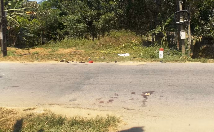 13. Quảng Nam: Hai xe máy tông nhau trong đêm, 4 người tử vong Khoảng hơn 0h đêm 7/5, ông Huỳnh Văn Quý (45 tuổi) điều khiển xe máy BKS 92M1 - 076.35 chở theo Đoàn Thị Mỹ Trinh (16 tuổi), đến Km 37+320 QL40B thuộc thôn 5 (xã Tiên Cảnh thì xảy ra va chạm với xe máy BKS 92H8 - 0384 do Nguyến Tấn Phong (18 tuổi,) điều khiển chở theo Huỳnh Tuấn (17 tuổ) và Đỗ Thị Thủy Tiên (13 tuổi). Cú đâm cực mạnh khiến 4 người tử vong, Tiên bị thương nặng.