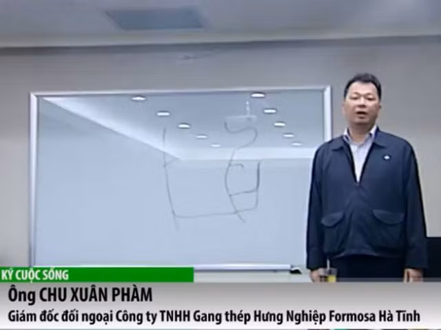 2. Giám đốc đối ngoại Formosa: Chọn hoặc nhà máy, hoặc cá tôm Ngày 25/4, trả lời trên Kênh VTC14 về ảnh hưởng của hệ thống xử lý nước xả thải với việc các chết hàng loạt vừa qua, ông Chu Xuân Phàm - Giám đốc đối ngoại Công ty TNHH Gang thép Hưng Nghiệp Formosa Hà Tĩnh nói rằng, chỉ nên có một sự lựa chọn, hoặc là nhà máy thép, hoặc là cá tôm. “Nhiều khi mình không được cả hai thì mình phải lựa chọn. Tôi muốn bắt cá, bắt tôm hay là tôi muốn xây một cái nhà máy thép hiện đại” ông Phàm nói trước máy ghi hình.