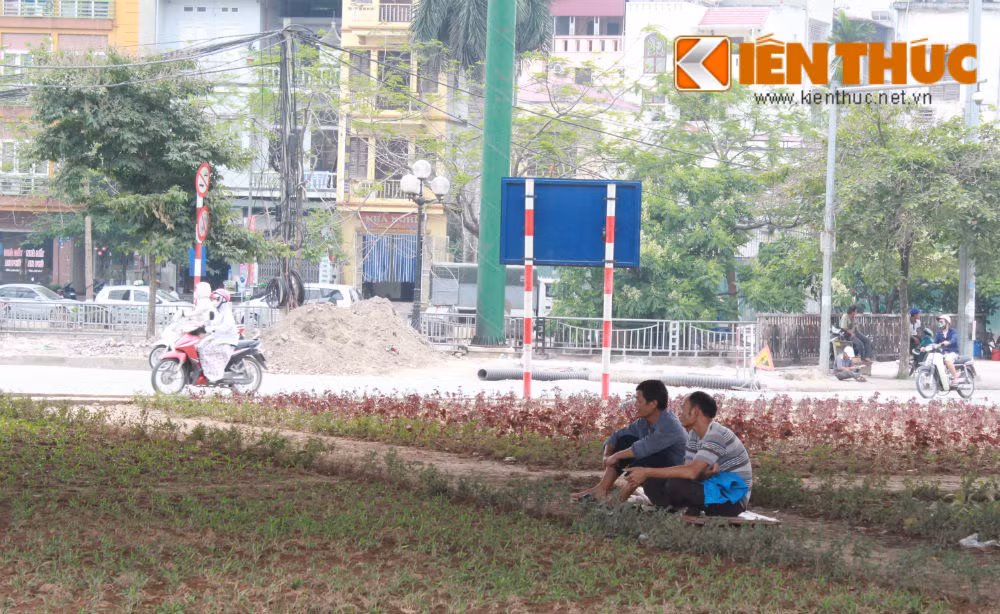 Một số công nhân, lái xe ôm tranh vào gầm cầu vượt đoạn giao Hoàng Quốc Việt - đường Bưởi để tránh nắng nóng.