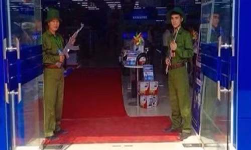 Sieu thi Tran Anh dung nguoi mau mac quan phuc vi pham dieu cam?