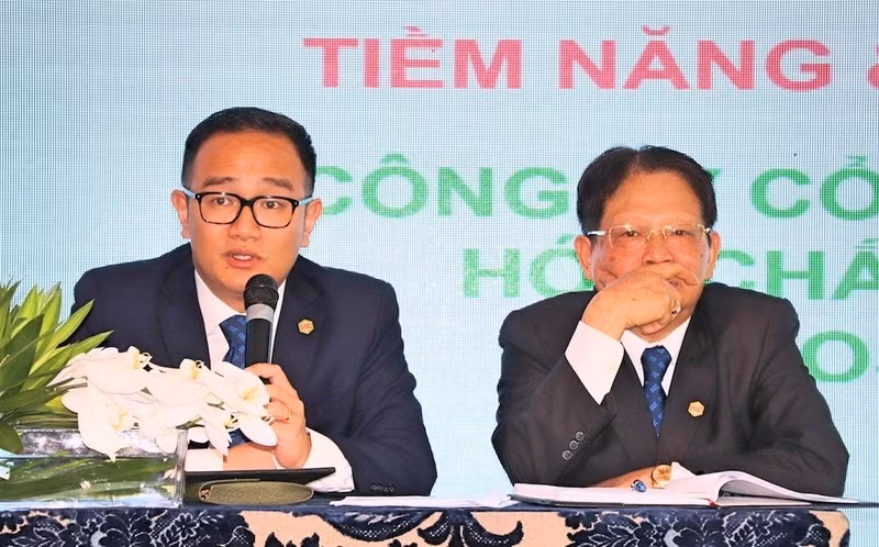 Cha con 'ông trùm' hóa chất Đức Giang nhận tiền khủng từ cổ tức Cha con 'ong trum' hoa chat Duc Giang nhan tien khung tu co tuc