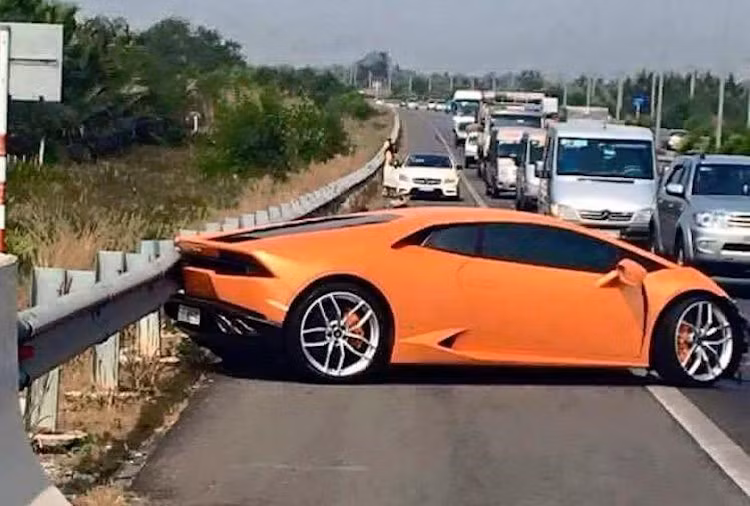 Tuy nhiên, có vẻ như hệ thống treo trước của chiếc Huracan có vẻ vẫn còn khá "lành lặn", giúp quá trình phục chế lại chiếc xe dễ dàng hơn. Với những hình ảnh mới nhất về chiếc Huracan, có thể thấy rằng chủ xe đã quyết tâm hồi phục lại chiếc xe "lành lặn" như trước khi tai nạn, dù chi phí sửa chữa ước tính chắc chắn sẽ lên tới hàng tỷ đồng.