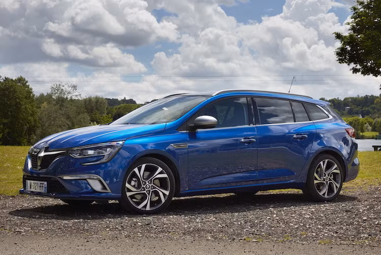 So với chiếc Megane trước đó, mẫu xe wagon mới Renault Megane Sport Tourer có trục cơ sở giữ nguyên kích thước 2712 mm, nhưng có chiều dài lớn hơn, đạt 4626 mm. Về thiết kế, Megane Sport Tourer sẽ có kiểu dáng giống phiên bản hatchback nhưng có phần đuôi với dáng wagon lớn hơn, dài hơn.