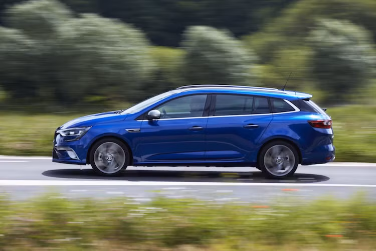 Về động cơ, Megane Sport Tourer vẫn có đầy đủ các phiên bản như dòng hatchback, bao gồm xăng 1.2/1.6l tăng áp và 1.5/1.6l turbodiesel. Các phiên bản diesel có công suất từ 110 và 130 mã lực, trong khi những bản chạy xăng là 130 và 205 mã lực.