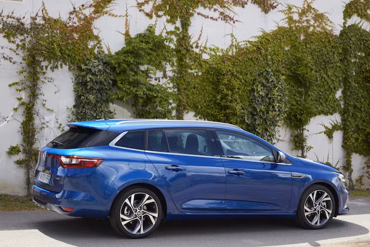 Ở phía trước, chiếc xe mang phong cách thiết kế mới nhất của Renault với lưới tản nhiệt đặc trưng và đèn pha hình chữ C. Trong khi đó, phần đuôi xe có đèn hậu khá giống dòng Talisman. Phiên bản cao cấp nhất GT còn có ngoại hình đầy thể thao với lưới tản nhiệt tổ ong, cản trước mới, mâm 18 inch, ống xả chụp chrome.