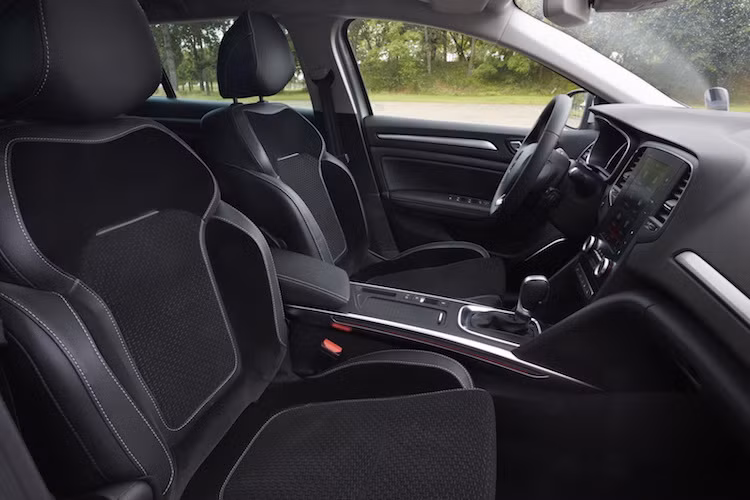 Bên trong nội thất, Megane Sport Tourer sở hữu màn hình của hệ thống thông tin giải trí R-Link với kích thước lớn, chiếm gần hết không gian của bảng điều khiển trung tâm. Bản GT còn có thêm ghế kèm vô-lăng thể thao.