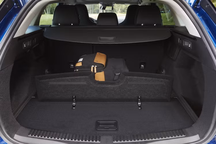 Với phần đuôi dạng wagon, Megane Sport Tourer có không gian ở khoang hành lý cực rộng rãi, với thể tích lên tới 521 lít. Xe cũng được trang bị tính năng Easy Folding giúp gập ghế sau dễ dàng hơn và một hộp chứa đồ thể tích 50 lít bên dưới sàn.