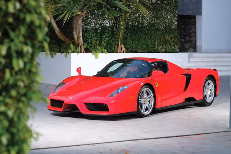 Nếu như hiện tại, tam hoàng siêu xe hybrid Ferrari LaFerrari, Porsche 918 Spyder và McLaren P1 đang "làm mưa làm gió" thì vào đầu thập niên đầu tiên của Thế kỷ 21, những fan siêu xe đã từng "thèm khát" một bộ ba khác cũng từ 3 thương hiệu này, đó là Ferrari Enzo, Porsche Carrera GT và Mercedes SLR McLaren.