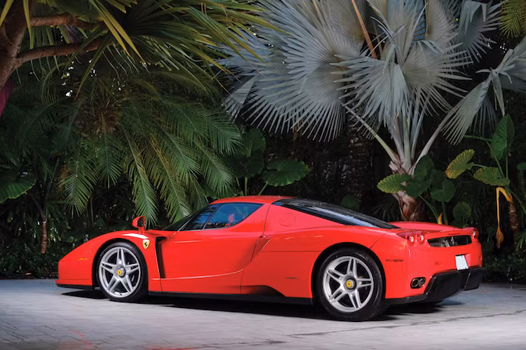 Được "chấp bút" bởi Ken Okuyama - nhà thiết kế từng đứng đầu hãng thiết kế Pininfarina, Enzo nổi bật bởi kiểu dáng góc cạnh hơn những mẫu siêu xe cùng thời của Ferrari. Tuy nhiên khi ra mắt, chiếc xe cũng đã từng nhận được nhiều ý kiến trái chiều bởi sự sai lệch về tỷ lệ của mình (phần mũi xe quá dài trong khi đuôi ngắn).
