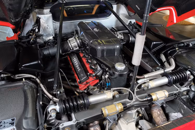 Enzo Ferrari được trang bị khối động cơ V12 6.0l nạp khí tự nhiên, với công suất tối đa 651 mã lực và mô-men xoắn cực đại 657 Nm. Với động cơ này, siêu xe mang tên nhà sáng lập Ferrari có thể tăng tốc từ 0-100 km/h trong chỉ 3,1 giây và đạt tốc độ tối đa 355 km/h.