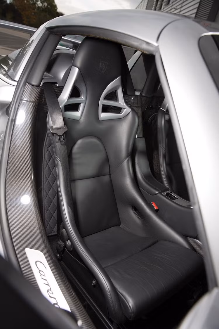 Carrera GT được mệnh danh là siêu xe đúng nghĩa cuối cùng được thiết kế theo hướng "analog" - nghĩa là hướng tới trải nghiệm sau tay lái trung thực nhất mà không có sự can thiệp của các hệ thống điện tử phức tạp như những siêu xe hiện đại ngày nay. Điều này được thể hiện khá rõ trong nội thất hiện đại nhưng tối giản của xe, với số nút bấm được hạn chế tối thiểu, không có hệ thống thông tin giải trí hiện đại.
