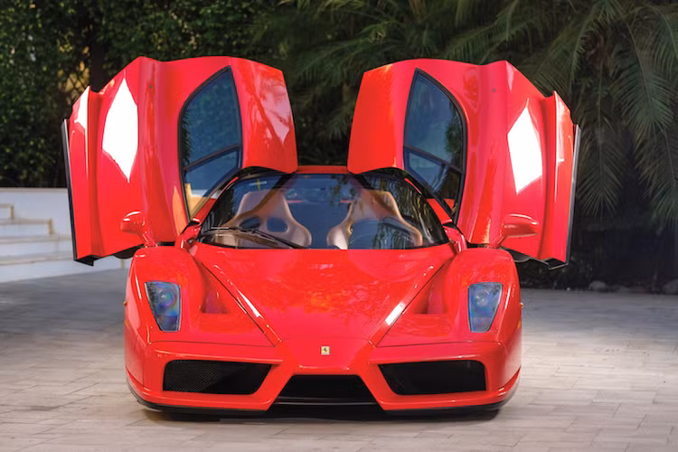 Trong 3 mẫu xe này, Enzo Ferrari được ra mắt đầu tiên khi đã xuất hiện từ năm 2002 tại triển lãm Paris. Mang tên gọi của người sáng lập ra hãng xe, Enzo Ferrari đã được chế tạo để kỷ niệm chức vô địch đầu tiên của Ferrari tại giải đua Công thức 1 trong thiên niên kỷ mới.