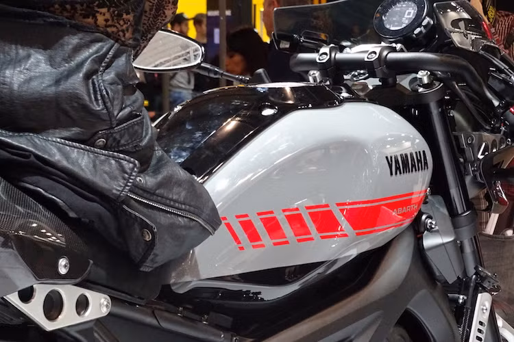 Có những lựa chọn màu sắc tương tự phiên bản thường, tuy nhiên XSR900 Abarth nổi bật hơn một chút với tem dán kẻ sọc với dòng chữ Abarth nằm ở bên dưới bình xăng. Thiết kế tem này giống như trên một số phiên bản thể thao Abarth của mẫu xe supermini hoài cổ Fiat 500.