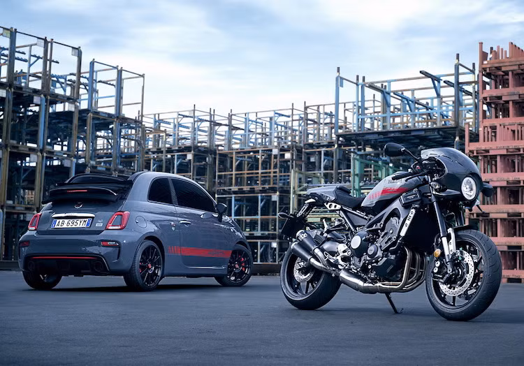 Abarth Tributo XSR vẫn tiếp tục sử dụng khối động cơ xăng 1.4l 4 xi-lanh thẳng hàng, tăng áp của phiên bản Abarth 500 thường, tuy nhiên hiện chưa rõ động cơ này có được Abarth cải tiến thêm hay không. Hiện tại, mẫu xe supermini này cũng mới chỉ dừng lại ở dạng xe ý tưởng.