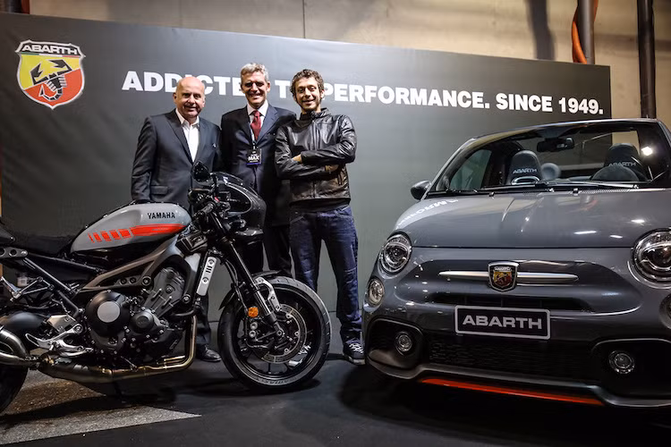 Là một sản phẩm hợp tác với hãng độ Abarth của Fiat, XSR900 Abarth cũng được giới thiệu cùng với một chiếc Fiat 500 đặc biệt có tên gọi Abarth Tributo XSR Concept. Giống như XSR900 Abarth, Fiat 500 Abarth Tributo XSR cũng có nước sơn màu xám cùng tem dán kẻ sọc và một số điểm nhấn sơn màu đỏ thể thao.