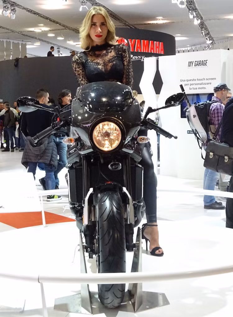 Dựa trên cơ sở chiếc naked XSR900 bình thường, Yamaha đã cải tiến và bổ sung thêm nhiều chi tiết để biến XSR900 Abarth trở nên thể thao hơn, mang đậm phong cách cafe racer. Ở phía trước, bao quanh đèn pha của xe nay là một bộ quây gió thể thao, được làm từ sợi carbon trọng lượng nhẹ.
