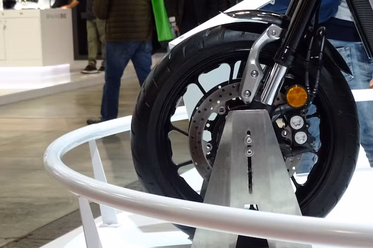 So với phiên bản thường, XSR900 Abarth có dè trước nhỏ hơn và được làm từ sợi carbon. Bộ mâm của xe có thiết kế "xương cá" y hệt như chiếc MT-09. Lốp trước sử dụng bản 120/70/17 tương tự như nhiều dòng xe 900-1000 cc khác. Hệ thống phanh 4 pis giúp cho XSR900 có độ an toàn cao hơn.