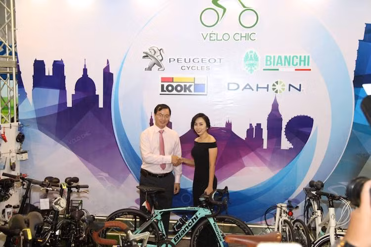 Tuy nhiên, chiếc Oltre XR4 Super Record EPS duy nhất được trưng bày tại triển lãm đã thuộc về chủ nhân mới là VĐV xe đạp Trần Thu Hằng. Trong ngày khai mạc triển lãm 17/1/2016, cô đã được ông Đặng Quang Mạnh - Chủ tịch Velo Chic tặng cho chiếc xe này và mời làm đại sứ thương hiệu Vélo Chic – Bianchi tại Việt Nam.