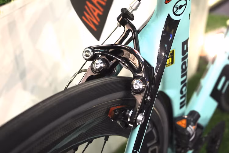 Ở cả phía trước và phía sau, chiếc xe đều được trang bị hệ thống phanh Campagnolo Record với dạng má kẹp của xe đạp cổ điển, nhằm giảm trọng lượng cho xe thay vì sử dụng phanh đĩa nặng và phức tạp hơn.