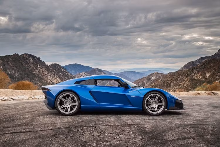 Tuy nhiên, khác với các dòng xe được Rezvani tạo ra từ trước tới nay, Beast Alpha đã có kiểu dáng coupe với bộ mui cứng, thay vì là mui trần 2 chỗ (roadster). Ở bên dưới lớp vỏ, chiếc xe cũng đã sử dụng chassis khác biệt so với các dòng Beast khác, có nguồn gốc từ hãng xe Anh Lotus thay vì từ chiếc Ariel Atom như trước đây.