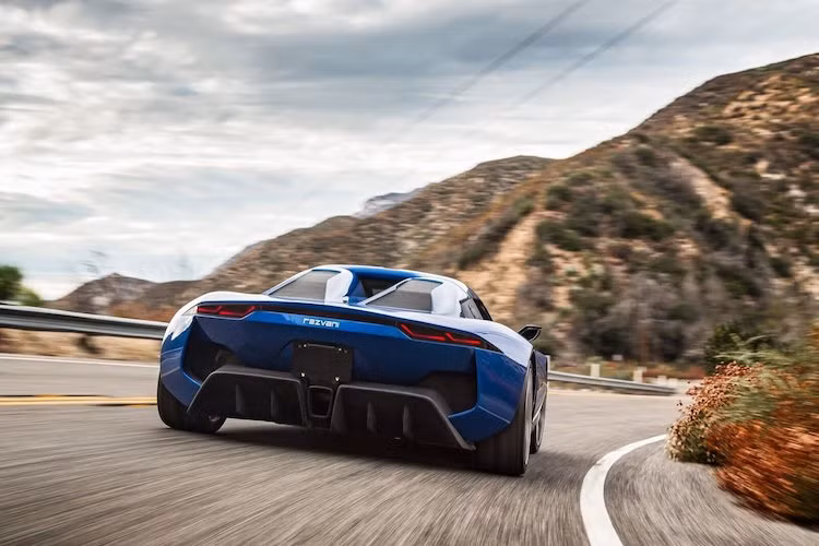 Với những thay đổi này, Beast Alpha vẫn đạt công suất tối đa 500 mã lực. Với trọng lượng siêu nhẹ, chiếc xe chỉ mất 3,2 giây để đạt 0-100 km/h trước khi chạm ngưỡng tốc độ tối đa 281 km/h.