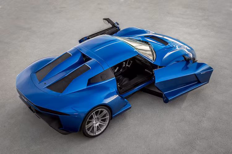 Đặc biệt với Beast Alpha, Rezvani đã trang bị cho chiếc xe loại cửa mở trượt về phía trước đặc biệt, được hãng gọi là "Sidewinder". Với các tay đòn ẩn bên dưới gầm, cửa của Beast Alpha có cách hoạt động tương tự cửa lùa của các loại xe van nhưng được đẩy về phía trước và không có ray trượt. Beast Alpha là mẫu xe đầu tiên được sản xuất hàng loạt có kết cấu này.