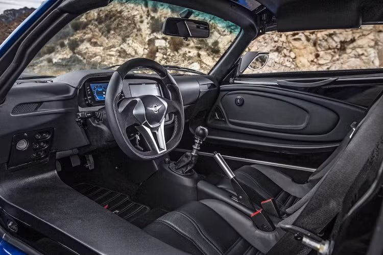 Ngoài ra, một điểm khác biệt lớn của Beast Alpha so với các dòng Beast khác đó là nội thất của xe đã được tích hợp đầy đủ các tiện nghi. Giống các dòng siêu xe GT khác, chiếc xe đã có đầy đủ hệ thống điều hòa, hệ thống thông tin giải trí với khả năng kết nối smartphone qua giao thức Apple Carplay hay Android Auto và hệ thống lái đa chế độ.