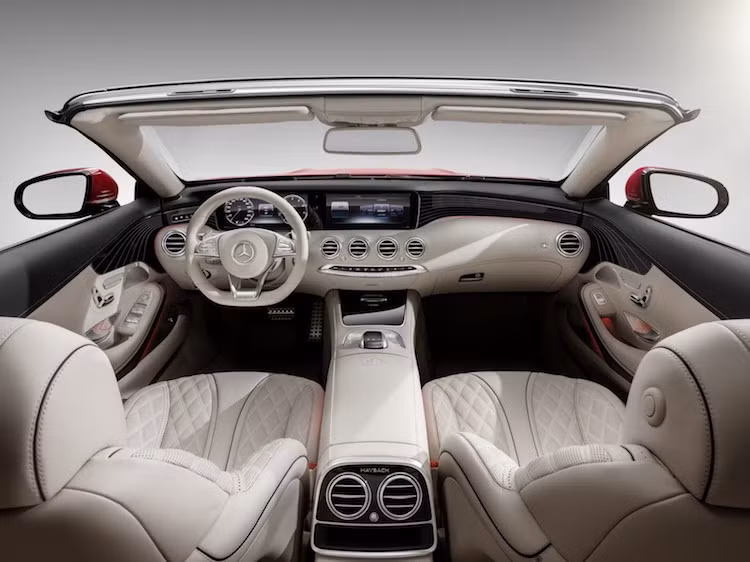 Ở bên trong nội thất, cũng giống như các phiên bản S600 Maybach khác, Maybach S650 cũng sở hữu nội thất xa hoa và tích hợp đầy đủ các tiện nghi hiện đại nhất của dòng S-Class. Thay vì vô-lăng 2 chấu như trên các phiên bản sedan, S500 Cabriolet sử dụng vô-lăng 3 chấu đa chức năng giống nhiều dòng xe mang tính thể thao khác của Mercedes.