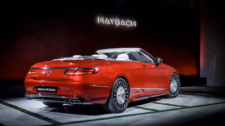 Giống như mọi phiên bản S-Class Cabriolet và Coupe khác, phần đuôi của Maybach S650 cũng có thiết kế thanh mảnh hơn so với bản sedan. Ở bên dưới cản sau, chiếc xe lại gây ấn tượng bởi cụm ống xả kép tương tự các dòng AMG.