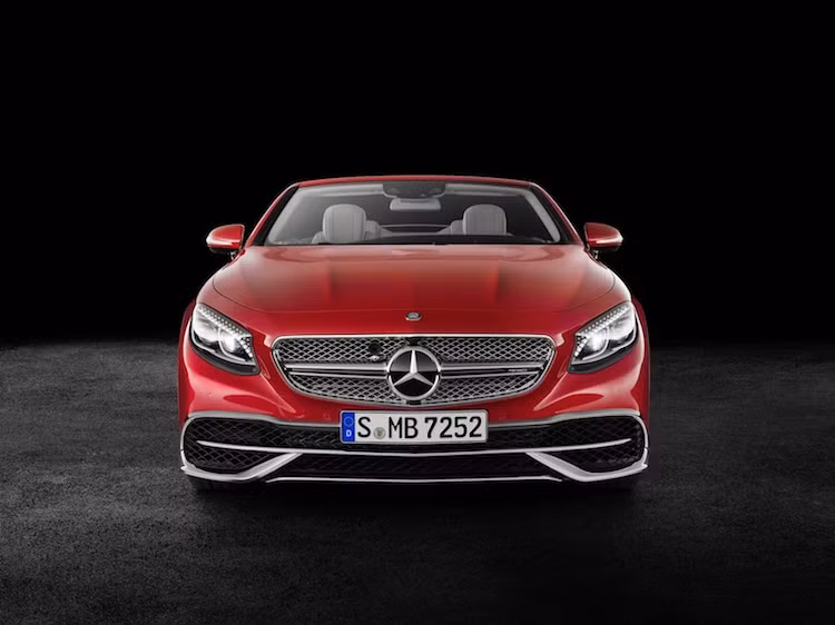 Tương tự như Maybach S600 dựa trên cơ sở S-Class sedan, phiên bản Maybach S650 mới đã được Mercedes phát triển từ dòng mui trần Mercedes S-Class Cabriolet, với một số cải tiến nhẹ ở bên ngoài. Ở phía trước, chiếc xe có cản trước lớn theo phong cách AMG, nhưng lại sở hữu những đường viền lỗ hút gió phía trước mạ chrome tinh tế.