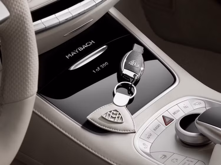 Maybach S650 cũng là chiếc Mercedes-Maybach đầu tiên sẽ được sản xuất giới hạn, với số lượng chỉ 300 chiếc. Tại châu Âu, giá của mỗi chiếc sẽ bắt đầu từ hơn 300.000 Euro (tương đương 7,21 tỷ đồng).